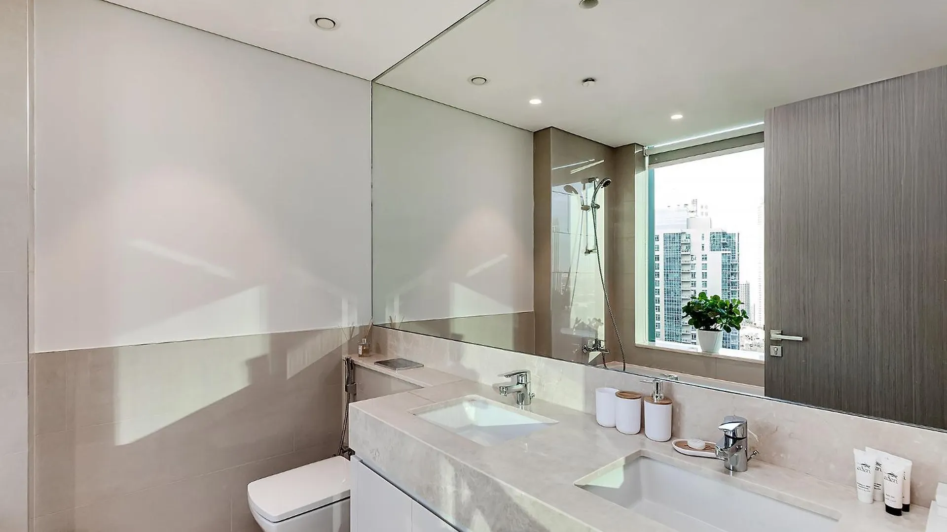 Luxury Apartment With Burj Khalifa Views - 5-Min Walk To Dubai Mall - Newly Upgraded - 10 People - Near Dubai Opera