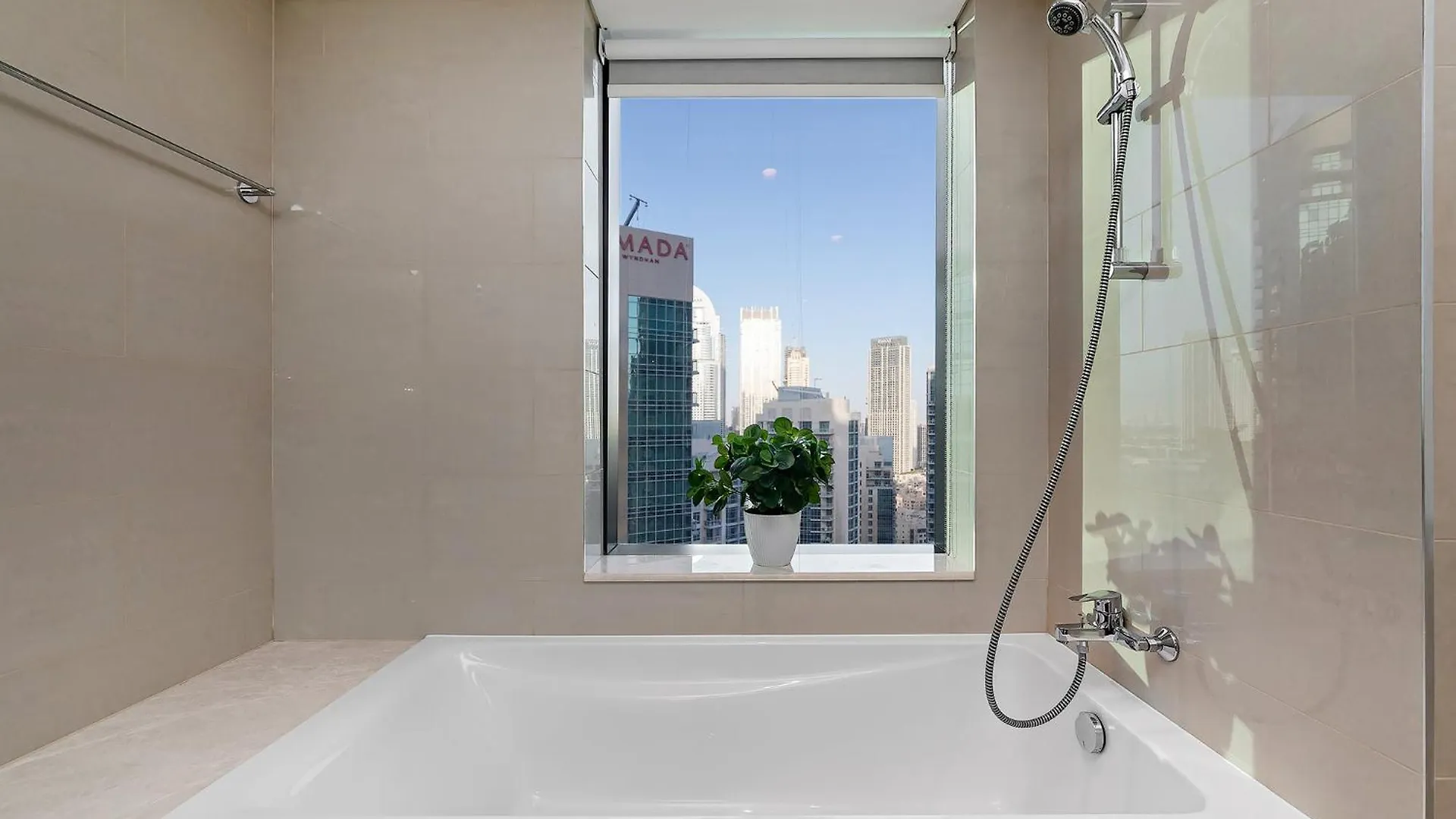 Luxury Apartment With Burj Khalifa Views - 5-Min Walk To Dubai Mall - Newly Upgraded - 10 People - Near Dubai Opera