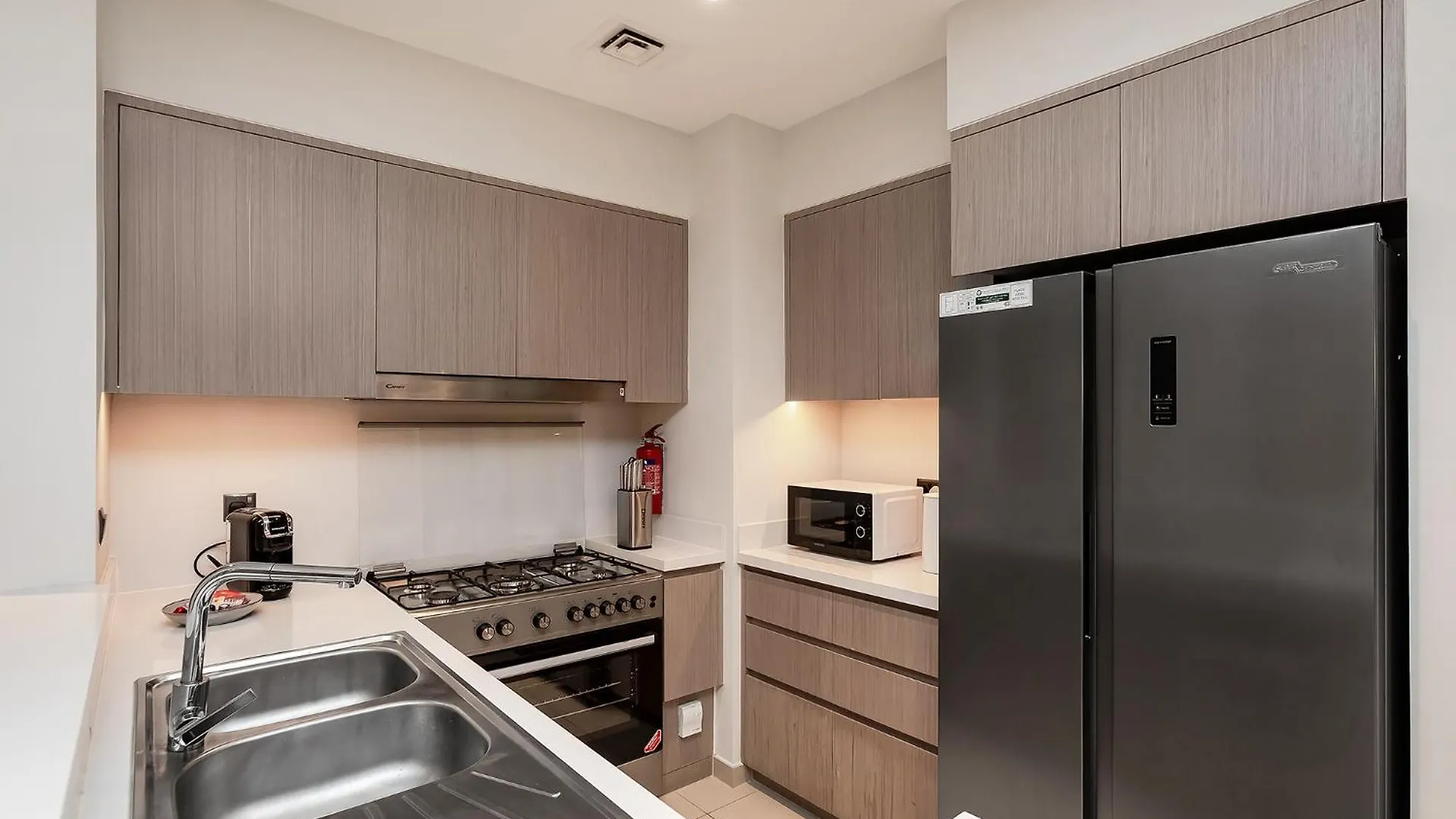Luxury Apartment With Burj Khalifa Views - 5-Min Walk To Dubai Mall - Newly Upgraded - 10 People - Near Dubai Opera