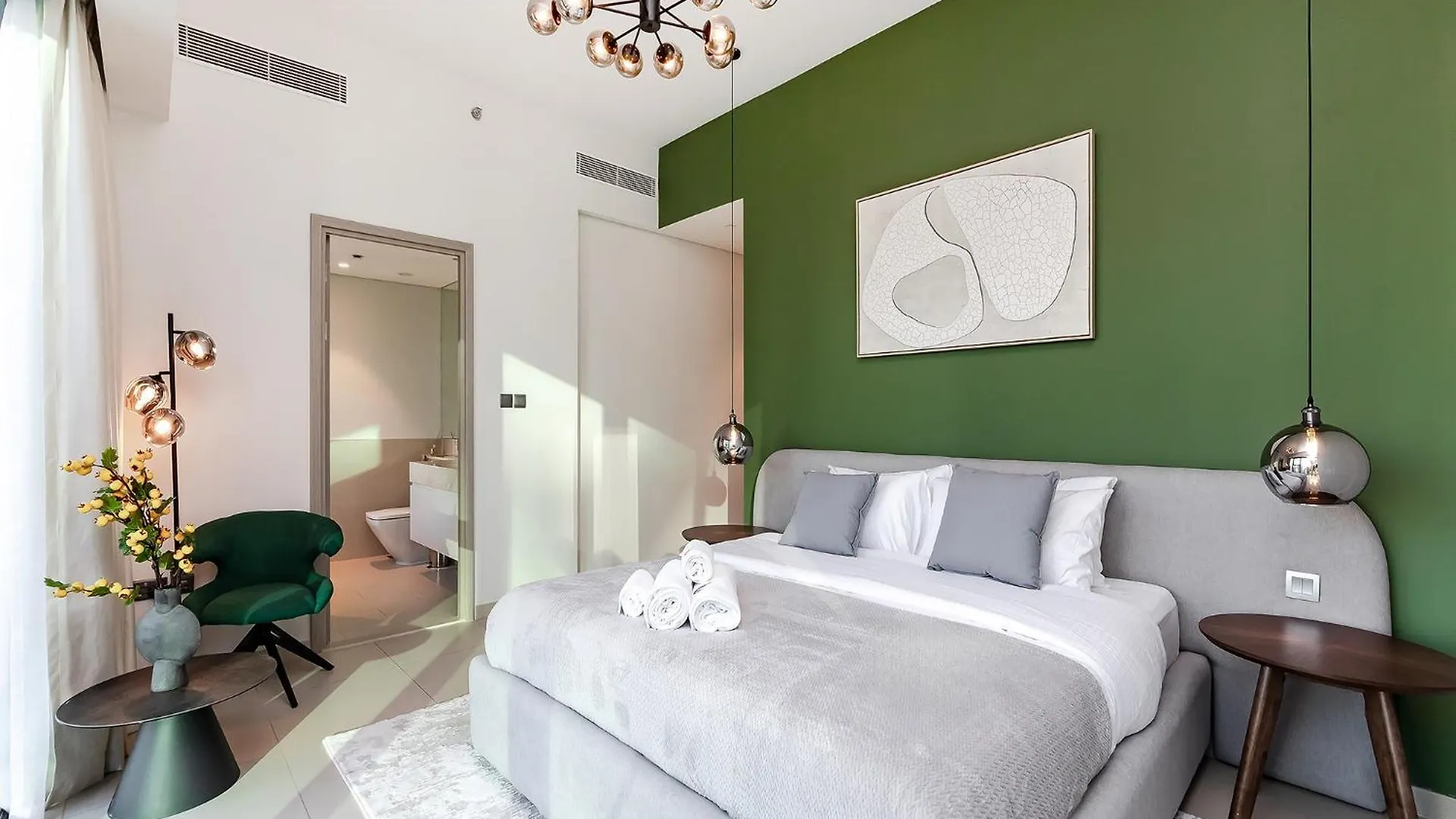 Luxury Apartment With Burj Khalifa Views - 5-Min Walk To Dubai Mall - Newly Upgraded - 10 People - Near Dubai Opera