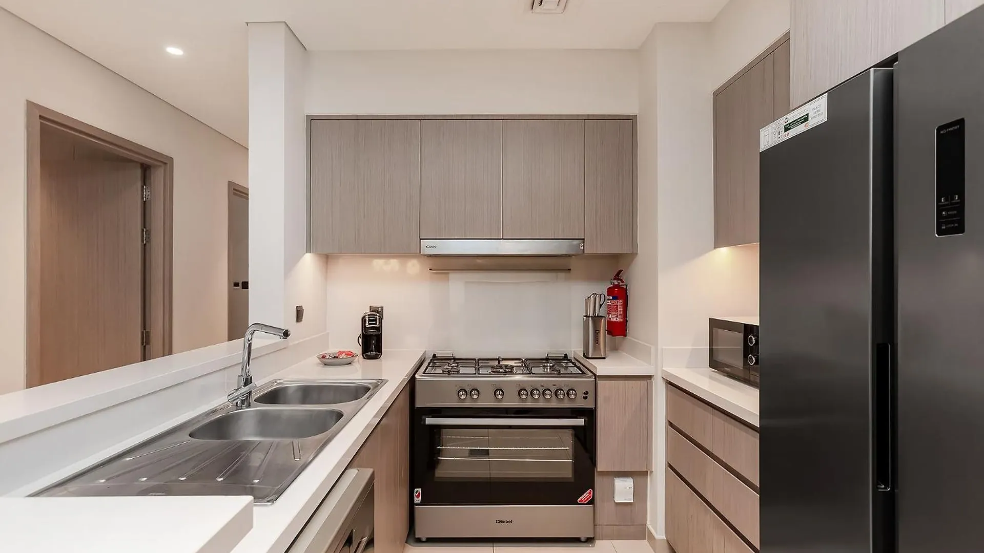 Luxury Apartment With Burj Khalifa Views - 5-Min Walk To Dubai Mall - Newly Upgraded - 10 People - Near Dubai Opera