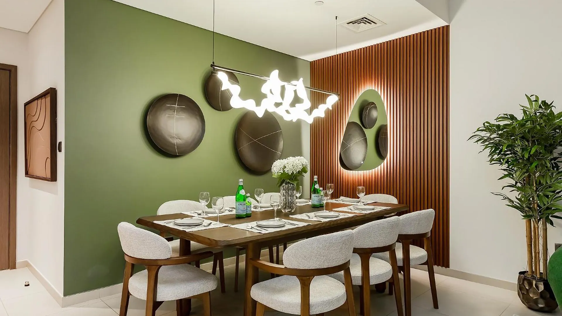 Luxury Apartment With Burj Khalifa Views - 5-Min Walk To Dubai Mall - Newly Upgraded - 10 People - Near Dubai Opera